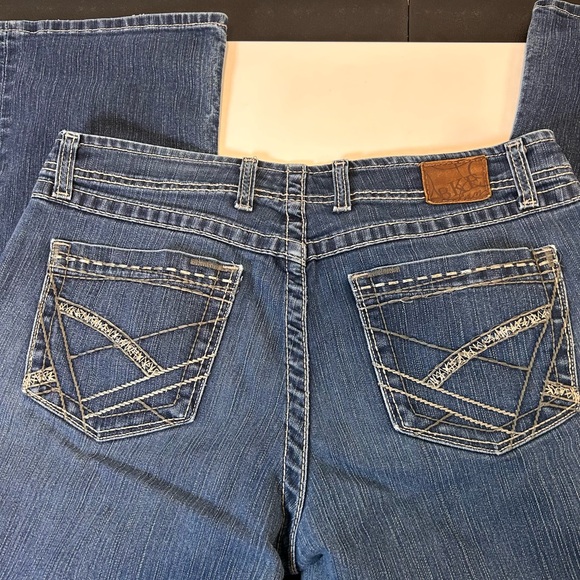 BKE Buckle Bootcut Wendi Jeans Stretch embroidered pockets Women’s Size 34x31.5 - Picture 3 of 7